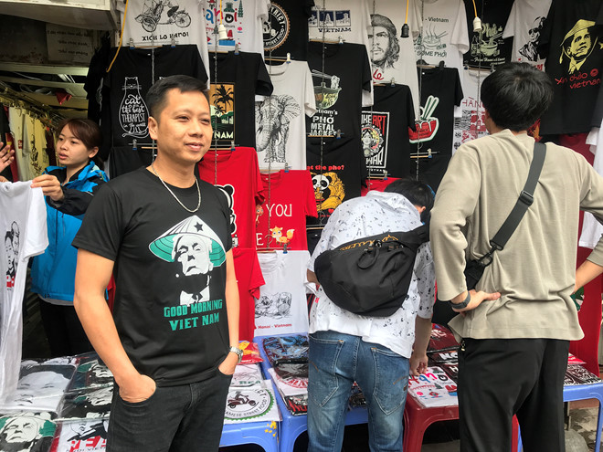 Những chiếc áo phông này đang "gây sốt" tại Hà Nội. ẢNH: LINH CHI. Những chiếc áo phông này đang "gây sốt" tại Hà Nội. ẢNH: LINH CHI.