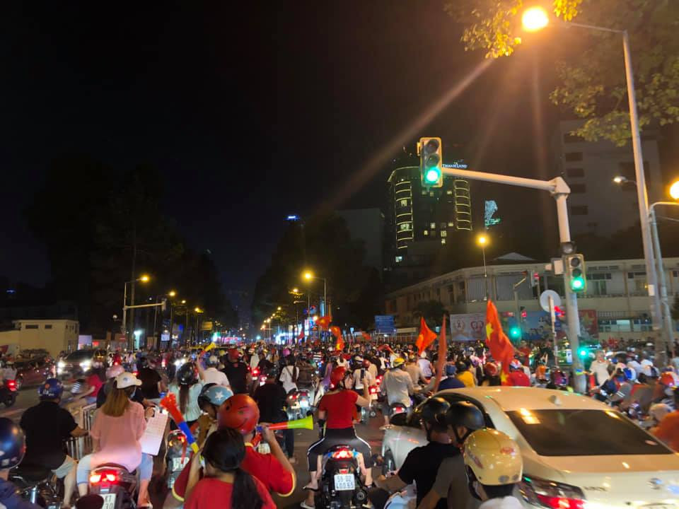 Ngã tư Nguyễn Thái Học cũng có rất nhiều cổ động viên từ khắp nơi đổ về để ăn mừng. (Ảnh: Ngo Minh Anh) Ngã tư Nguyễn Thái Học cũng có rất nhiều cổ động viên từ khắp nơi đổ về để ăn mừng. (Ảnh: Ngo Minh Anh)