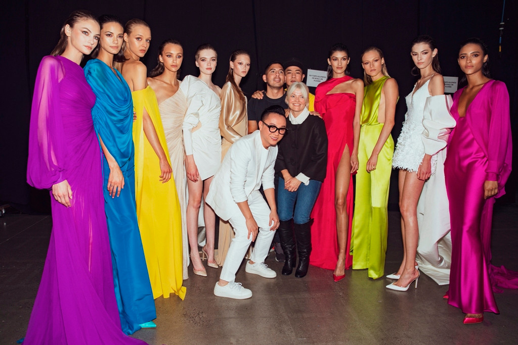 Công Trí chụp hình cùng stylist hàng đầu thế giới Kate Young và dàn mẫu trong hậu trường show diễn. Công Trí chụp hình cùng stylist hàng đầu thế giới Kate Young và dàn mẫu trong hậu trường show diễn.