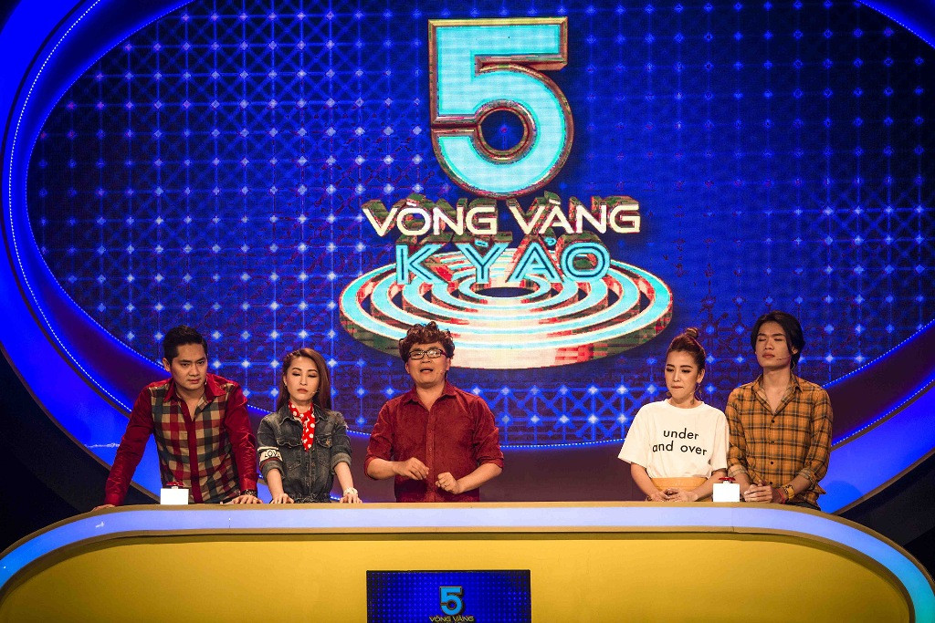 5 vòng vàng kỳ ảo với sự tham gia của nhiều nghệ sĩ nổi tiếng: Chí Tài, Minh Nhí, Minh Tiệp, Việt Anh, Minh Khang, Thúy Hạnh, Hoàng Bách, Xuân Nghị, Vinh râu, … sẽ lên sóng lúc 20g tối thứ Bảy hàng tuần trên VTV3 bắt đầu từ 1-12. 5 vòng vàng kỳ ảo với sự tham gia của nhiều nghệ sĩ nổi tiếng: Chí Tài, Minh Nhí, Minh Tiệp, Việt Anh, Minh Khang, Thúy Hạnh, Hoàng Bách, Xuân Nghị, Vinh râu, … sẽ lên sóng lúc 20g tối thứ Bảy hàng tuần trên VTV3 bắt đầu từ 1-12.
