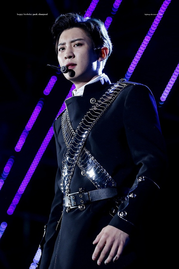 Chanyeol (EXO) có chiều cao nổi trội, chỉ cần mặc đồ chỉn chu một chút thôi là đã đủ để tỏa sáng lắm rồi.