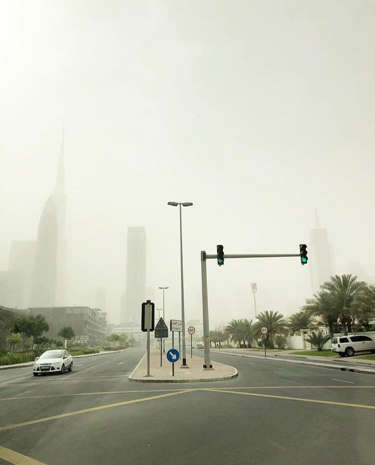 Dubai trong một ngày bão cát Dubai trong một ngày bão cát