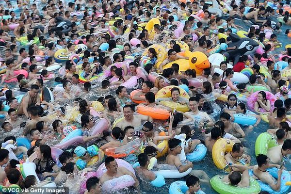 Thậm chí còn có một câu nói đùa được truyền miệng những ngày gần đây khi đi bơi trong các hồ bơi công cộng của Trung Quốc là “bánh bao sôi”, bởi người đông đến nỗi việc duy nhất mọi người có thể làm là đứng tại chỗ. Thậm chí còn có một câu nói đùa được truyền miệng những ngày gần đây khi đi bơi trong các hồ bơi công cộng của Trung Quốc là “bánh bao sôi”, bởi người đông đến nỗi việc duy nhất mọi người có thể làm là đứng tại chỗ.