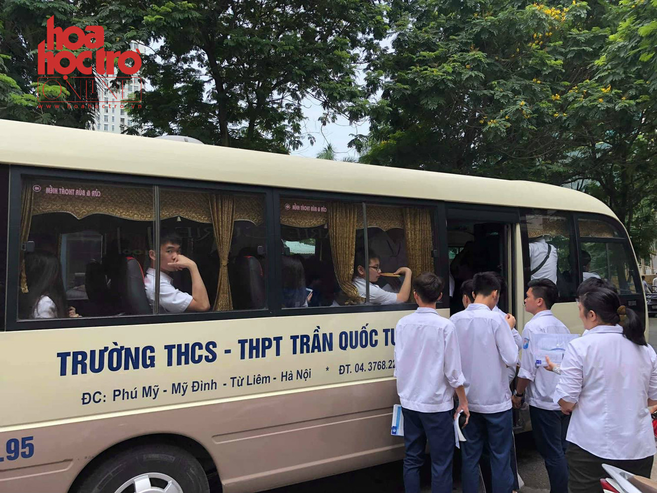 Trường THPT Trần Quốc Tuấn (Nam Từ Liêm, Hà Nội) cũng bố trí xe để hỗ trợ teen nhà mình đi thi đó!