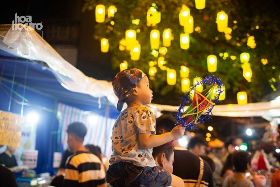 Các gia đình cũng tranh thủ cho các bé đi chơi vào dịp này. Các gia đình cũng tranh thủ cho các bé đi chơi vào dịp này.