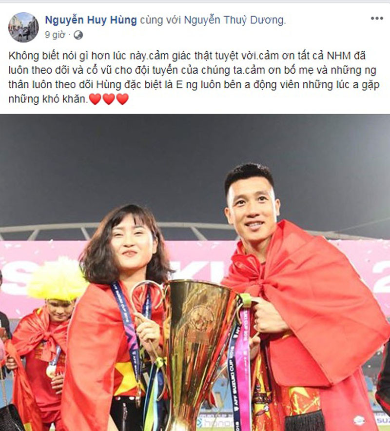 Sau 10 năm, đội tuyển Việt Nam lại được chạm tay vào cúp vàng AFF Cup. Sau 10 năm, đội tuyển Việt Nam lại được chạm tay vào cúp vàng AFF Cup.