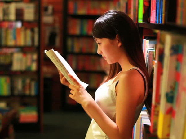 Vào hiệu sách một mình là thích nhất, vì bạn tha hồ chọn mà không sợ ai sốt ruột chờ.