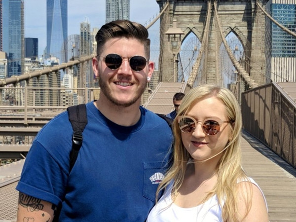 Craig và Ellie, hai du khách bị lừa đi chuyến taxi 10 phút mà tốn gần 11 triệu đồng.