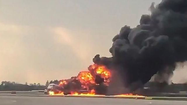 Máy bay chở khách của Nga bốc cháy ngùn ngụt sau khi hạ cánh khẩn cấp ở Moscow. (Ảnh: Getty) Máy bay chở khách của Nga bốc cháy ngùn ngụt sau khi hạ cánh khẩn cấp ở Moscow. (Ảnh: Getty)