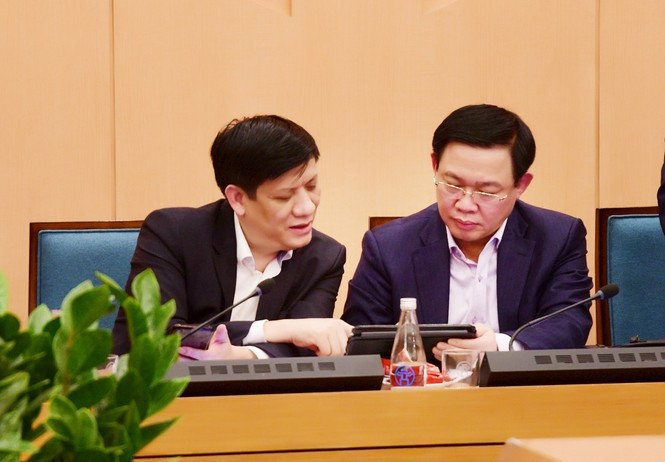 Bí thư Thành ủy Hà Nội Vương Đình Huệ (phải) Bí thư Thành ủy Hà Nội Vương Đình Huệ (phải)