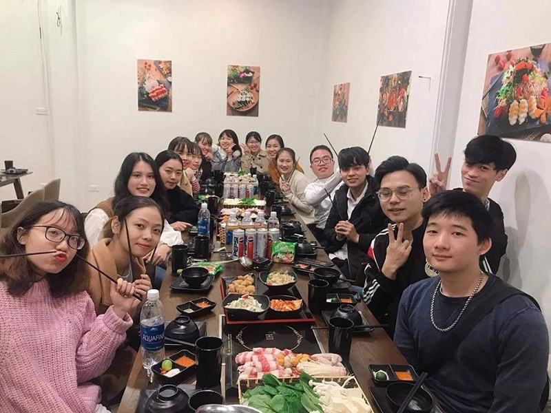 Tất niên cùng những người bạn cũ. Tất niên cùng những người bạn cũ.