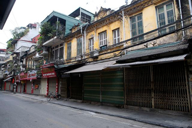 Phố Hà Trung vẫn im lặng như tờ đù lúc này đã là 8h30. Phố Hà Trung vẫn im lặng như tờ đù lúc này đã là 8h30.