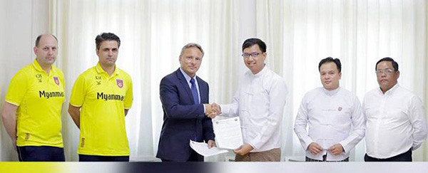 Ông Antoine Hey trong buổi lễ nhậm chức HLV Trưởng ĐTQG Myanmar. Ông Antoine Hey trong buổi lễ nhậm chức HLV Trưởng ĐTQG Myanmar.