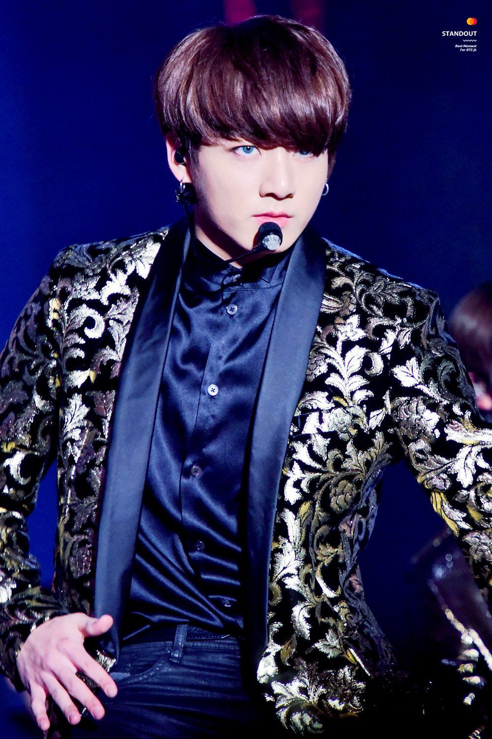 Em út Jungkook của BTS lúc nào cũng xuất hiện trước đám đông vô cùng lung linh chỉn chu. Gương mặt đẹp, nụ cười tươi, quần áo hợp mốt đã giúp Jungkook đốn tim khán giả.