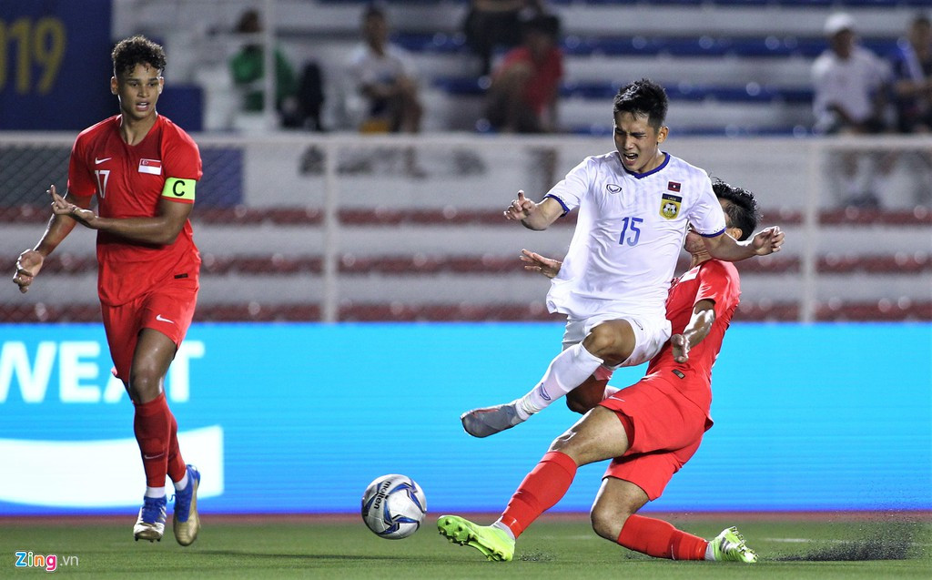 U22 Lào (áo trắng) thoát thua trước U22 Singapore trong trận ra quân SEA Games 30. Ảnh: Quang Thịnh. U22 Lào (áo trắng) thoát thua trước U22 Singapore trong trận ra quân SEA Games 30. Ảnh: Quang Thịnh.