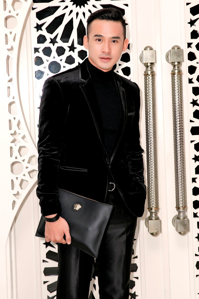 Lương Thế Thành thì bảnh bao bên cạnh bà xã của mình với "cây" đen sang trọng và thời trang. Lương Thế Thành thì bảnh bao bên cạnh bà xã của mình với "cây" đen sang trọng và thời trang.