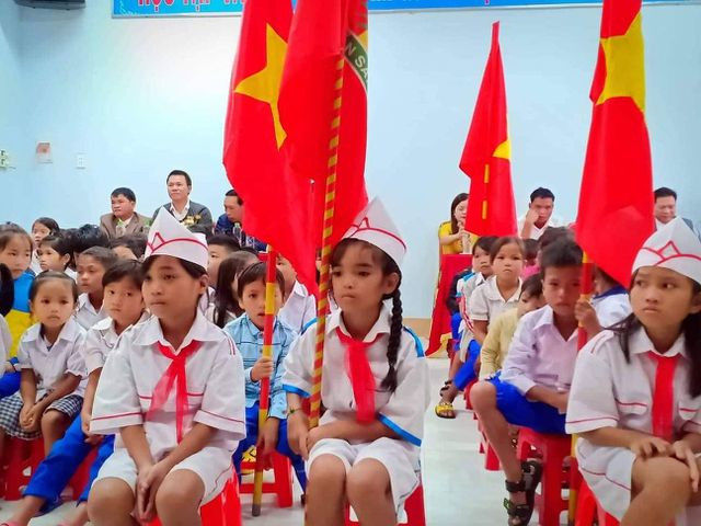 Học sinh miền núi Quảng Trị trong ngày khai giảng. Học sinh miền núi Quảng Trị trong ngày khai giảng.