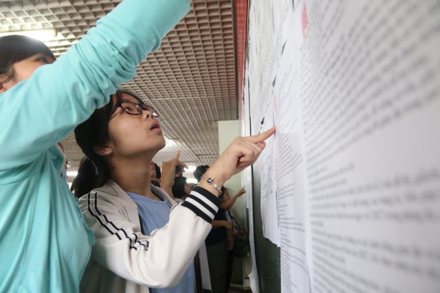 Cùng chen lấn xem danh sách phòng thi với con gái. Cùng chen lấn xem danh sách phòng thi với con gái.