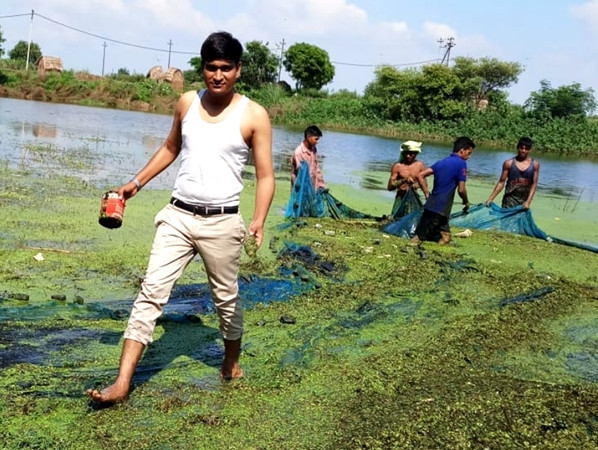 Anh Tanwar đang dọn dẹp một hồ nước.