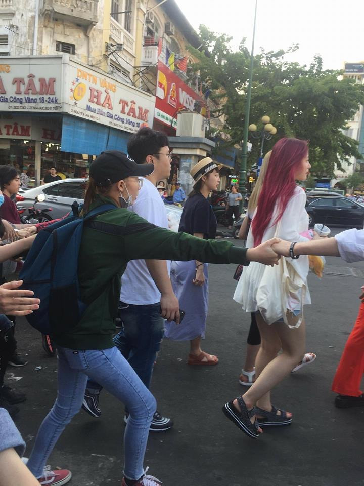 Fan đã tạo ra hàng rào chắn để đảm bảo cho EXID tiến hành ghi hình thuận lợi và tránh cho những người tò mò quá khích.