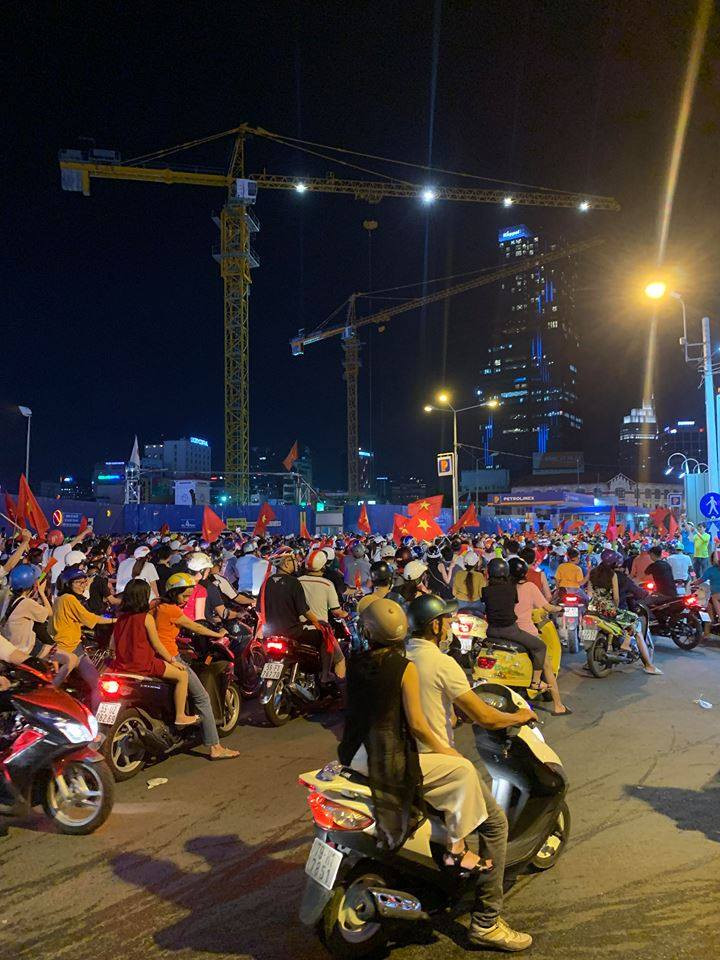 Tràn ngập cờ đỏ sao vàng tại khu vực Chợ Bến Thành. Tràn ngập cờ đỏ sao vàng tại khu vực Chợ Bến Thành.