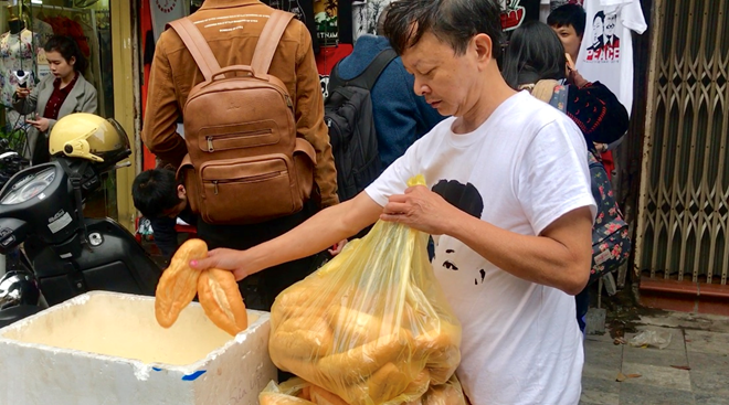 Ngoài việc in và bán áo, ông Đức cũng là chủ nhân của tủ bánh mỳ, bình nước thiện tâm trên phố Hàng Bông. ẢNH: LINH CHI. Ngoài việc in và bán áo, ông Đức cũng là chủ nhân của tủ bánh mỳ, bình nước thiện tâm trên phố Hàng Bông. ẢNH: LINH CHI.