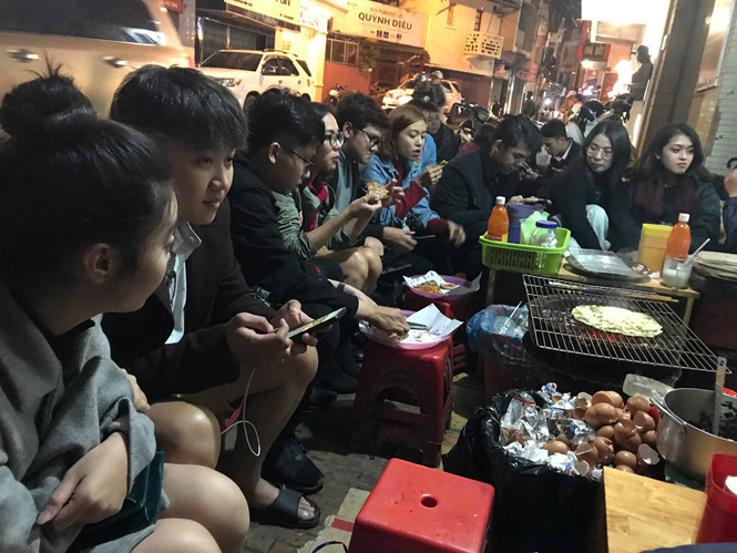 Dù phải đợi từ 30 phút, thậm chí vài tiếng nhưng không ai lên tiếng hối thúc hay khó chịu. ẢNH: LƯU TRÂN Dù phải đợi từ 30 phút, thậm chí vài tiếng nhưng không ai lên tiếng hối thúc hay khó chịu. ẢNH: LƯU TRÂN