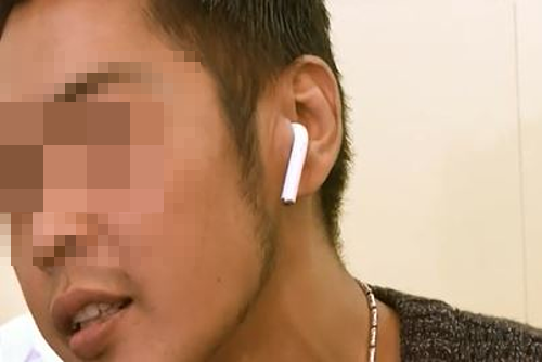 Ông Hứa và chiếc tai nghe còn lại của mình. (Ảnh cts.com.tw) Ông Hứa và chiếc tai nghe còn lại của mình. (Ảnh cts.com.tw)