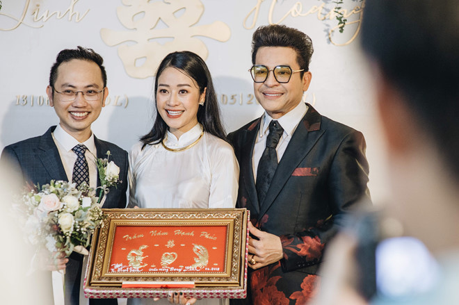 MC Thanh Bạch cũng lặn lội ra Hà Nội để dự ngày trọng đại của đàn em. Anh tặng quà cưới cho Phí Linh với lời chúc: "Trăm năm hạnh phúc" MC Thanh Bạch cũng lặn lội ra Hà Nội để dự ngày trọng đại của đàn em. Anh tặng quà cưới cho Phí Linh với lời chúc: "Trăm năm hạnh phúc"