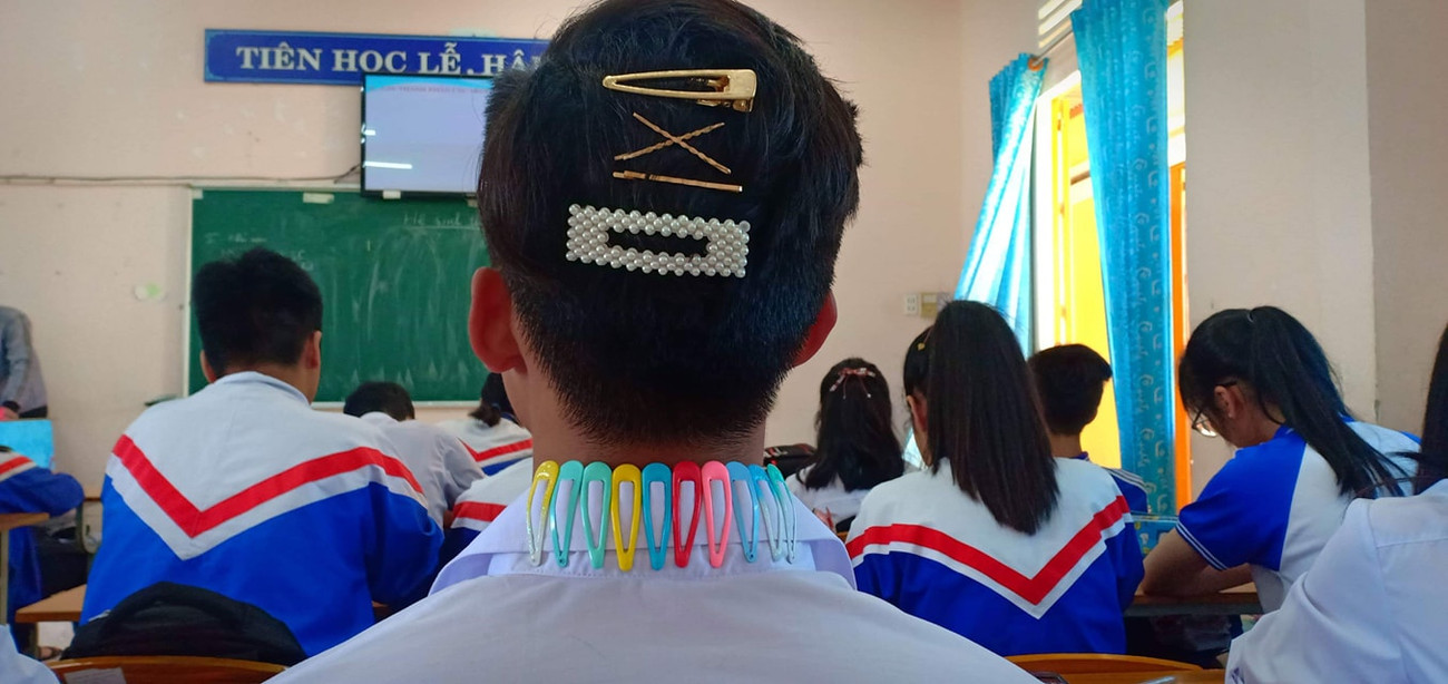 Khi bạn có quá ít tóc để trưng bày cho hết kẹp? Đừng lo, đã có cổ áo rồi! Khi bạn có quá ít tóc để trưng bày cho hết kẹp? Đừng lo, đã có cổ áo rồi!