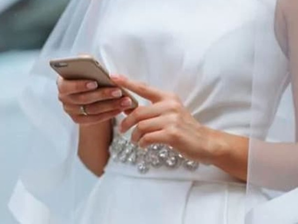 Cô dâu đọc to những tin nhắn lừa dối của chú rể, thay vì đọc lời hẹn ước.