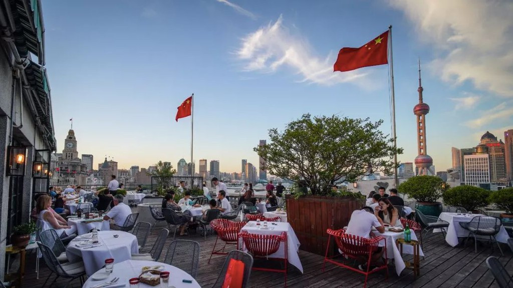 Bến Thượng Hải có rất nhiều nhà hàng sang trọng với view ngoài trời, nhìn ra sông Hoàng Phố . Ảnh: M on the Bund. Bến Thượng Hải có rất nhiều nhà hàng sang trọng với view ngoài trời, nhìn ra sông Hoàng Phố . Ảnh: M on the Bund.