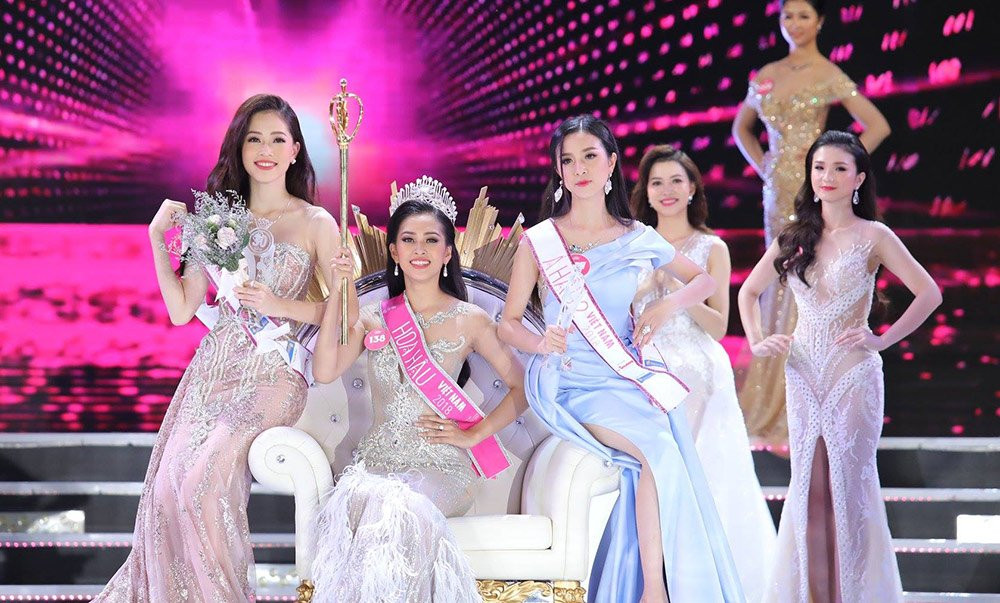 Cuộc thi Hoa hậu Việt Nam 2018 "gọi tên" thí sinh Trần Tiểu Vy với ngôi vị Hoa hậu, thí sinh Bùi Phương Nga trở thành Á hậu 1, Nguyễn Thị Thúy An với vị trí Á hậu 2. (Ảnh: Thành Luân) Cuộc thi Hoa hậu Việt Nam 2018 "gọi tên" thí sinh Trần Tiểu Vy với ngôi vị Hoa hậu, thí sinh Bùi Phương Nga trở thành Á hậu 1, Nguyễn Thị Thúy An với vị trí Á hậu 2. (Ảnh: Thành Luân)