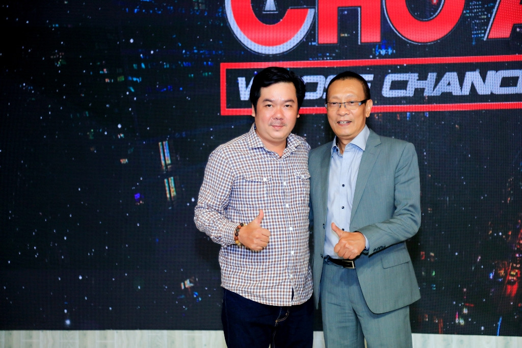 Đạo diễn Chánh Trực và nhà báo - MC Lại Văn Sâm. Đạo diễn Chánh Trực và nhà báo - MC Lại Văn Sâm.