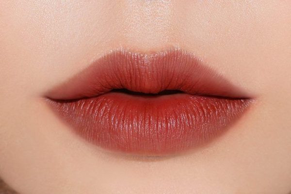 Đỏ gạch chính là sự lựa chọn an toàn cho mọi cô nàng. Đỏ gạch chính là sự lựa chọn an toàn cho mọi cô nàng.