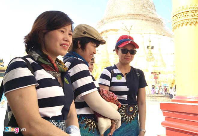 Nhóm nữ du khách đến từ Đà Nẵng hoang mang khi lỡ mua "vé chợ đen" khu vực CĐV Myanmar. Ảnh: Quang Thịnh. Nhóm nữ du khách đến từ Đà Nẵng hoang mang khi lỡ mua "vé chợ đen" khu vực CĐV Myanmar. Ảnh: Quang Thịnh.