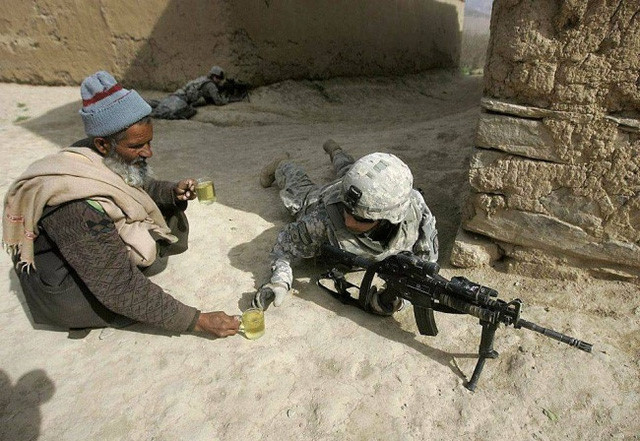 Một người đàn ông Afghanistan mang cho người lính Mỹ ly trà dù tình hình chiến sự đang căng thẳng. Một người đàn ông Afghanistan mang cho người lính Mỹ ly trà dù tình hình chiến sự đang căng thẳng.
