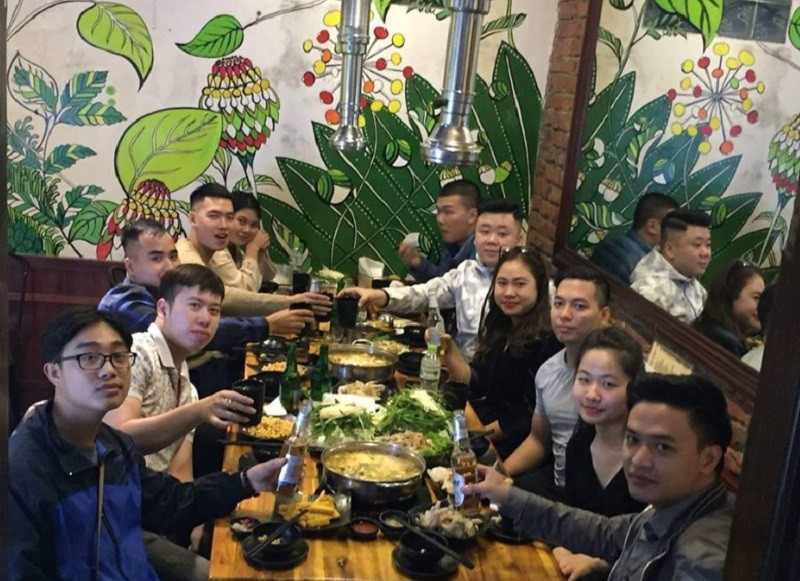Cùng nâng ly ôn lại kỷ niệm và chúc nhau một năm mới bình yên hạnh phúc. Cùng nâng ly ôn lại kỷ niệm và chúc nhau một năm mới bình yên hạnh phúc.