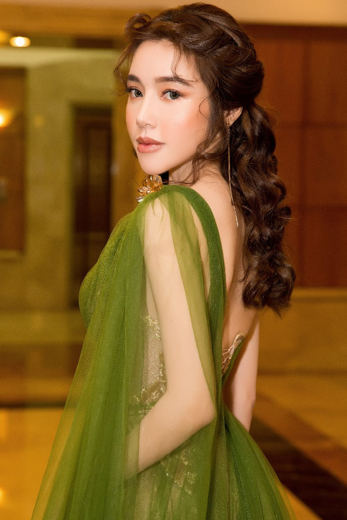 Dự án cuối cùng của Elly Trần trước khi lui về hậu trường là phim điện ảnh Girls 2 - Những cô gái và gangster vào năm 2015, tức đã gần 4 năm qua cô gần như vắng bóng hẳn khỏi làng giải trí Việt. Dự án cuối cùng của Elly Trần trước khi lui về hậu trường là phim điện ảnh Girls 2 - Những cô gái và gangster vào năm 2015, tức đã gần 4 năm qua cô gần như vắng bóng hẳn khỏi làng giải trí Việt.