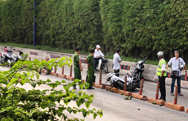 Một người đàn ông đi xe máy bị liên lụy từ sự cố. Hiện nạn nhân đang điều trị tại bệnh viện Nhân dân 115. Một người đàn ông đi xe máy bị liên lụy từ sự cố. Hiện nạn nhân đang điều trị tại bệnh viện Nhân dân 115.