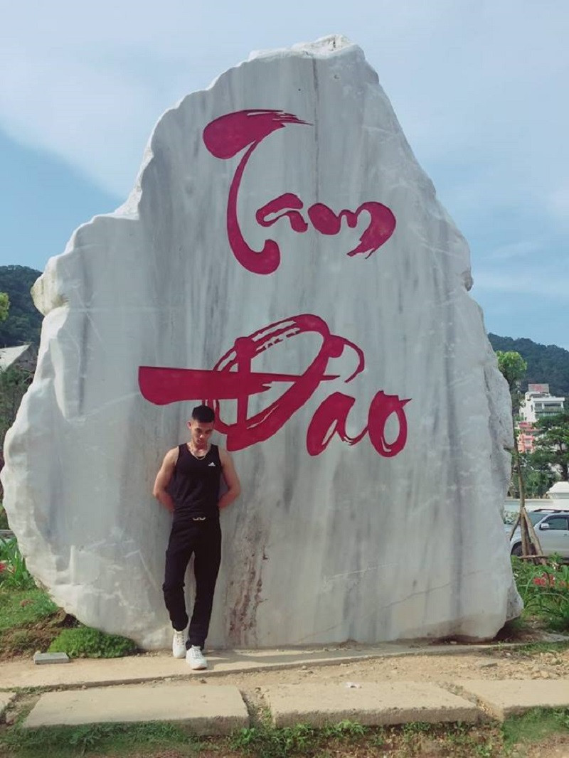 Hình ảnh tảng đá Tam Đảo trước khi bị dán logo. (Ảnh: FB Sỹ Rùa) Hình ảnh tảng đá Tam Đảo trước khi bị dán logo. (Ảnh: FB Sỹ Rùa)