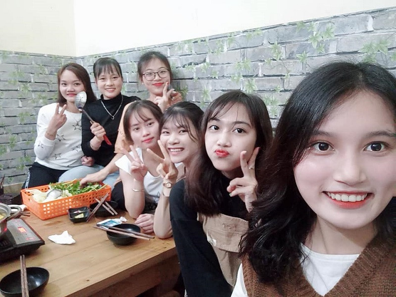 Ai bảo họp lớp là không vui nào? Rất vui là đằng khác. Ai bảo họp lớp là không vui nào? Rất vui là đằng khác.