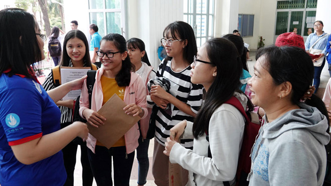 Thí sinh trúng tuyển tìm hiểu thông tin khi làm thủ tục nhập học. Ảnh: ĐÀO NGỌC THẠCH. Thí sinh trúng tuyển tìm hiểu thông tin khi làm thủ tục nhập học. Ảnh: ĐÀO NGỌC THẠCH.