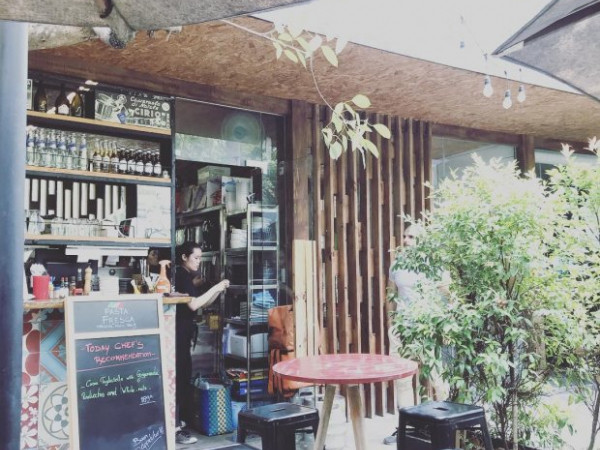Không gian được bao phủ bởi cây xanh tại Pasta Fresca Thảo Điền. Ảnh: @ivypham1987