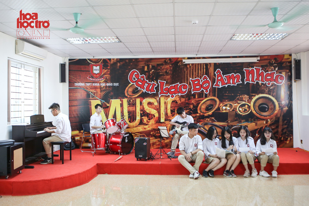 Phòng âm nhạc sở hữu nhiều nhạc cụ này cũng chính là "đại bản doanh" của CLB Âm nhạc. Phòng âm nhạc sở hữu nhiều nhạc cụ này cũng chính là "đại bản doanh" của CLB Âm nhạc.