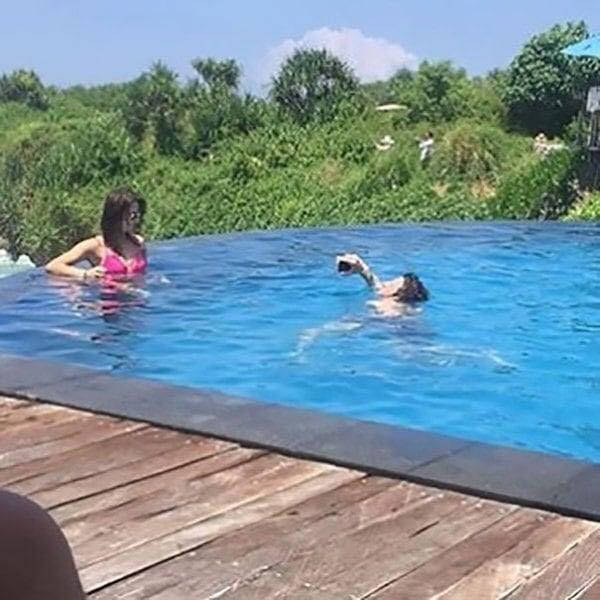 Bí quyết để có một tấm ảnh dưới nước đẹp là một anh chàng không ngại ”trầm mình”. Bí quyết để có một tấm ảnh dưới nước đẹp là một anh chàng không ngại ”trầm mình”.