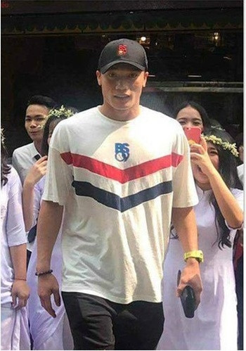Nhiều người đã tinh ý nhận ra thủ môn Bùi Tiến Dũng cũng từng diện chiếc mũ giống y hệt trước đó. Nhiều người đã tinh ý nhận ra thủ môn Bùi Tiến Dũng cũng từng diện chiếc mũ giống y hệt trước đó.