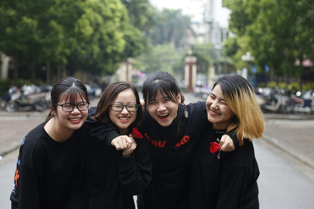 Khoảnh khắc này, thật đặc biệt! Vì chúng ta đều giống nhau, cùng cười thật tươi, cùng khoác vai nhau và lẽ đương nhiên, đó chính là tuổi trẻ.