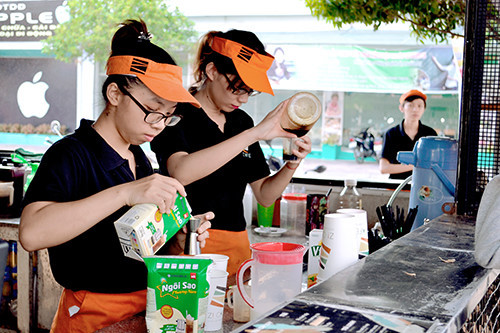 Nhiều sinh viên lựa chọn đi làm thêm tại các quán café. (Ảnh mang tính minh họa) Nhiều sinh viên lựa chọn đi làm thêm tại các quán café. (Ảnh mang tính minh họa)
