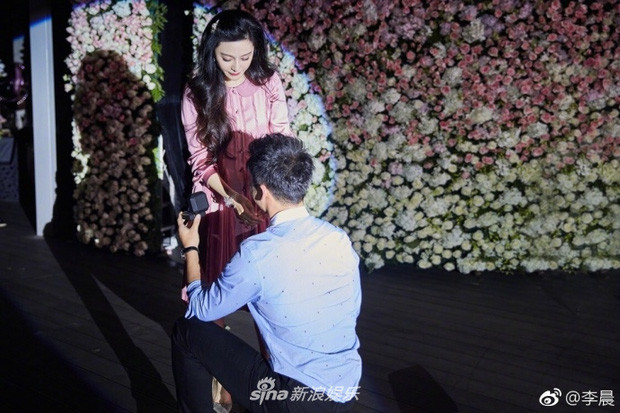 Lời cầu hôn cảm động năm nào, tiếc là cả hai bây giờ đã không thành đôi. Lời cầu hôn cảm động năm nào, tiếc là cả hai bây giờ đã không thành đôi.